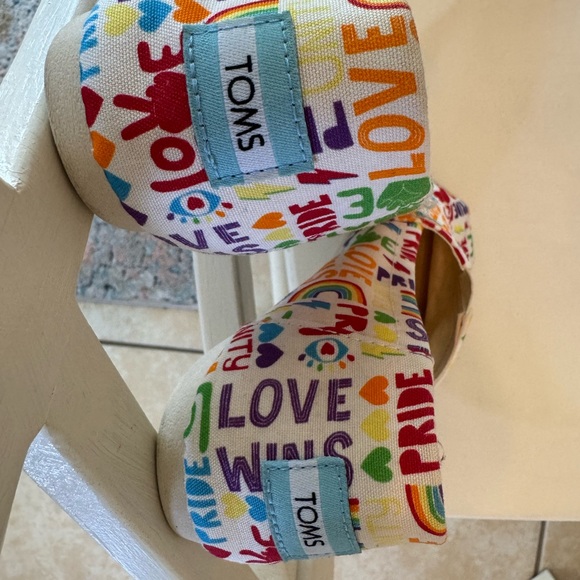 Toms size women’s 8. Pride series casual sneaker/shoe - Picture 6 of 6